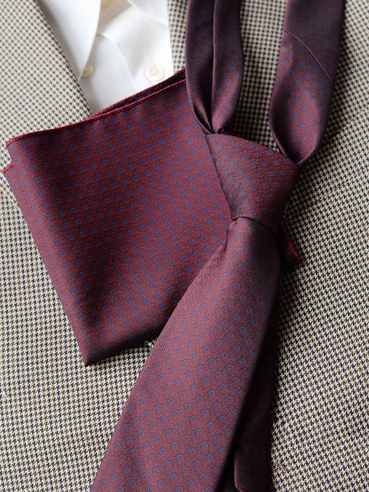 Exquisite Men's Patterned Tie and Pocket Square Set