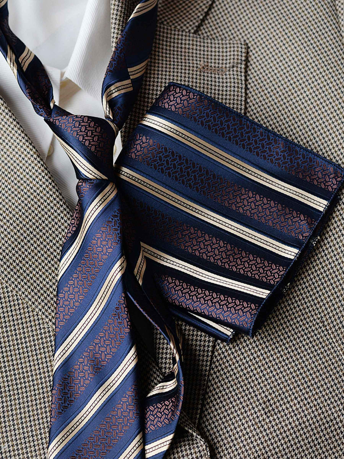 Exquisite Men's Patterned Tie and Pocket Square Set