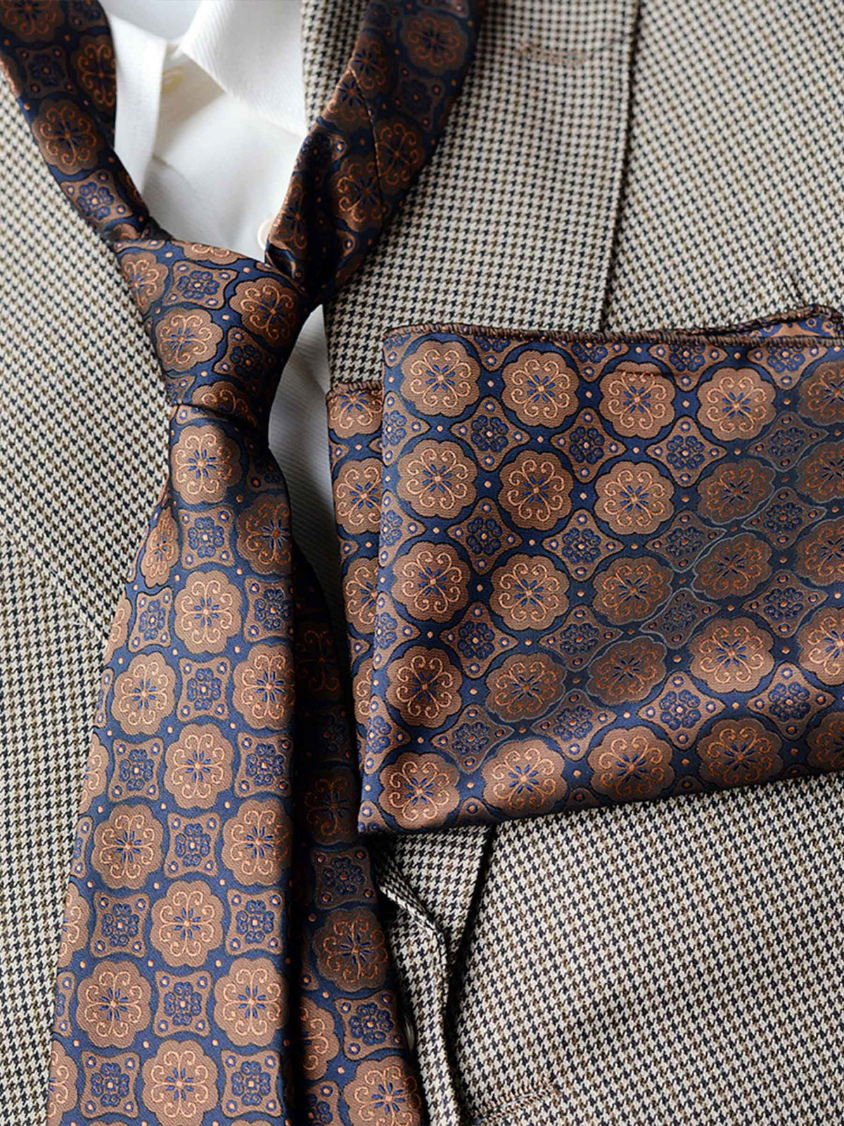 Exquisite Men's Patterned Tie and Pocket Square Set
