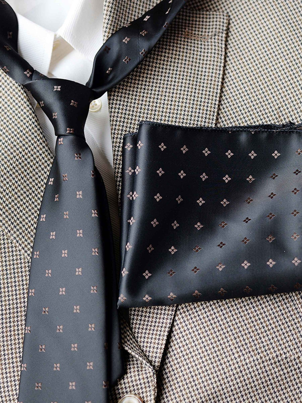 Exquisite Men's Patterned Tie and Pocket Square Set